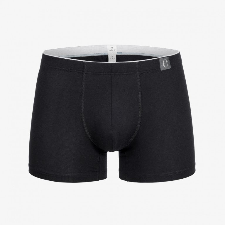 Schwarze Boxershorts aus Baumwolle mit grauem Bund und dezentem Logo auf weißem Hintergrund.