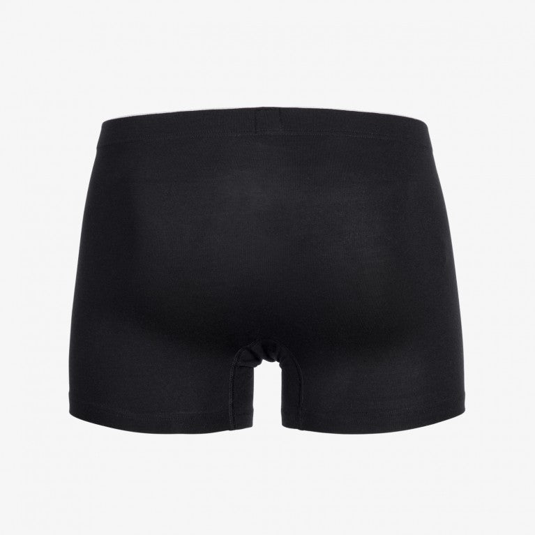 Schwarze Boxershorts aus Baumwollstoff, von hinten fotografiert.