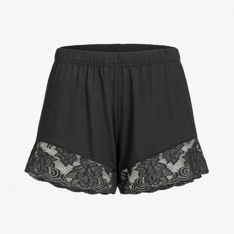 Schwarze Shorts mit elastischem Bund und Spitzenbesatz am unteren Saum, auf weißem Hintergrund.