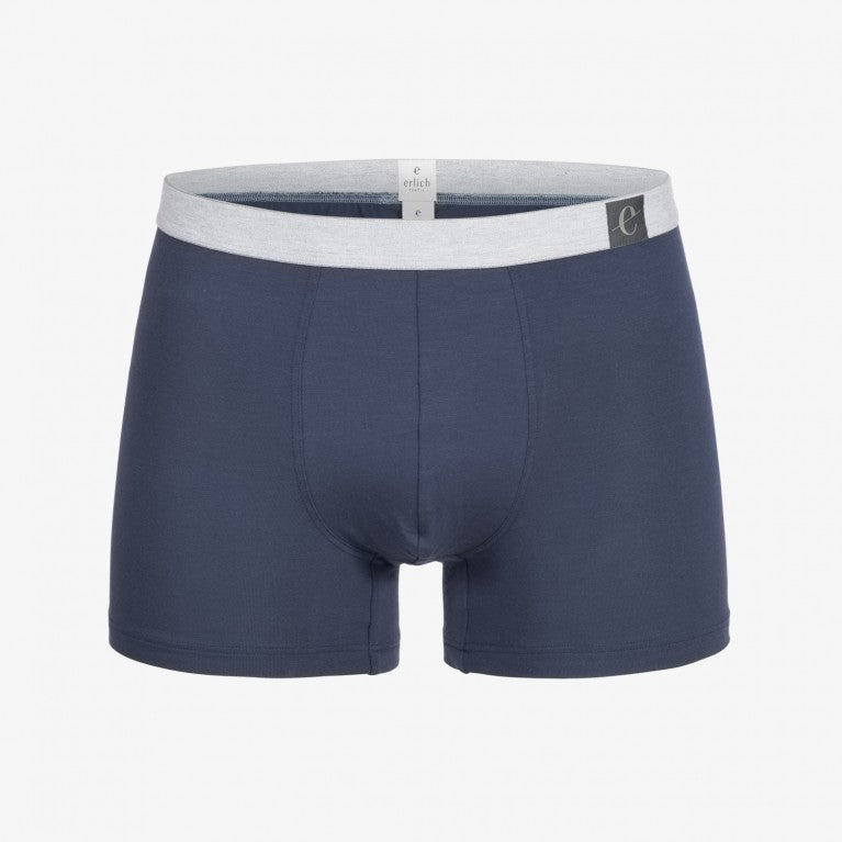 Dunkelblaue Boxershorts mit grauem Bund und kleinem Logoetikett, vor weißem Hintergrund.