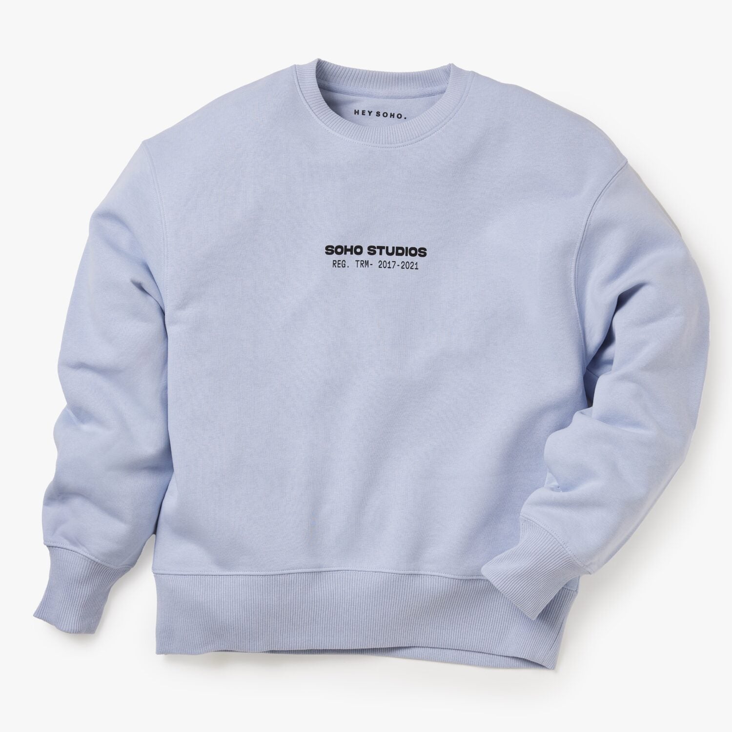 Hellblauer Pullover mit Text "SOHO STUDIOS REG. TRM. 2017-2021" auf der Vorderseite.