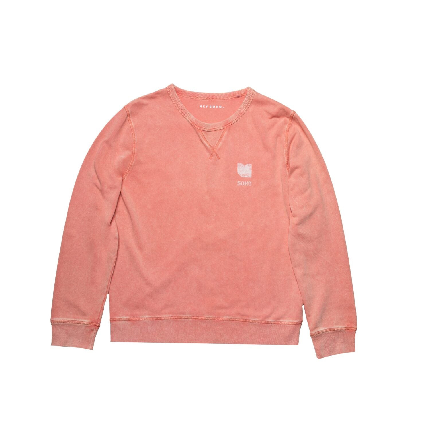 Rosa Sweatshirt mit Rundhalsausschnitt und kleinem weißen "SOHO"-Logo auf der Brust.