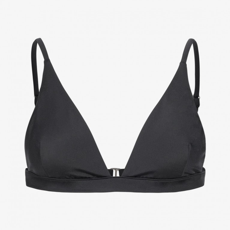 Schwarzes Triangel-Bikinioberteil mit dünnen Trägern und V-Ausschnitt auf weißem Hintergrund.