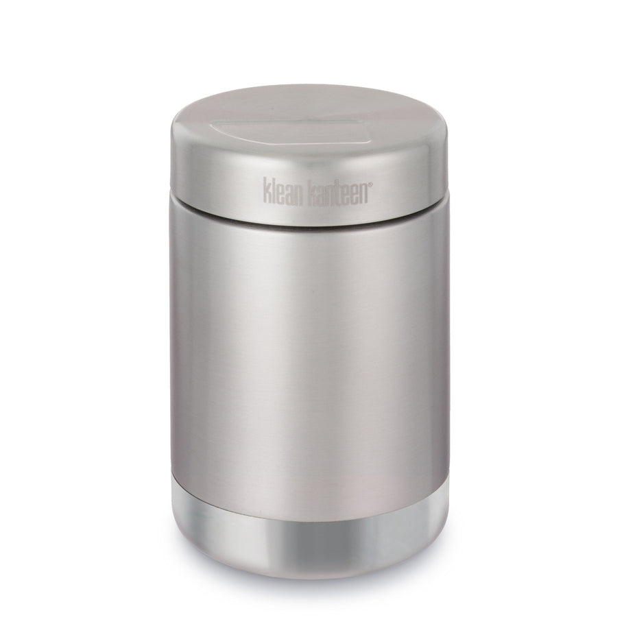 Silberner, zylindrischer Behälter mit Deckel auf weißem Hintergrund.