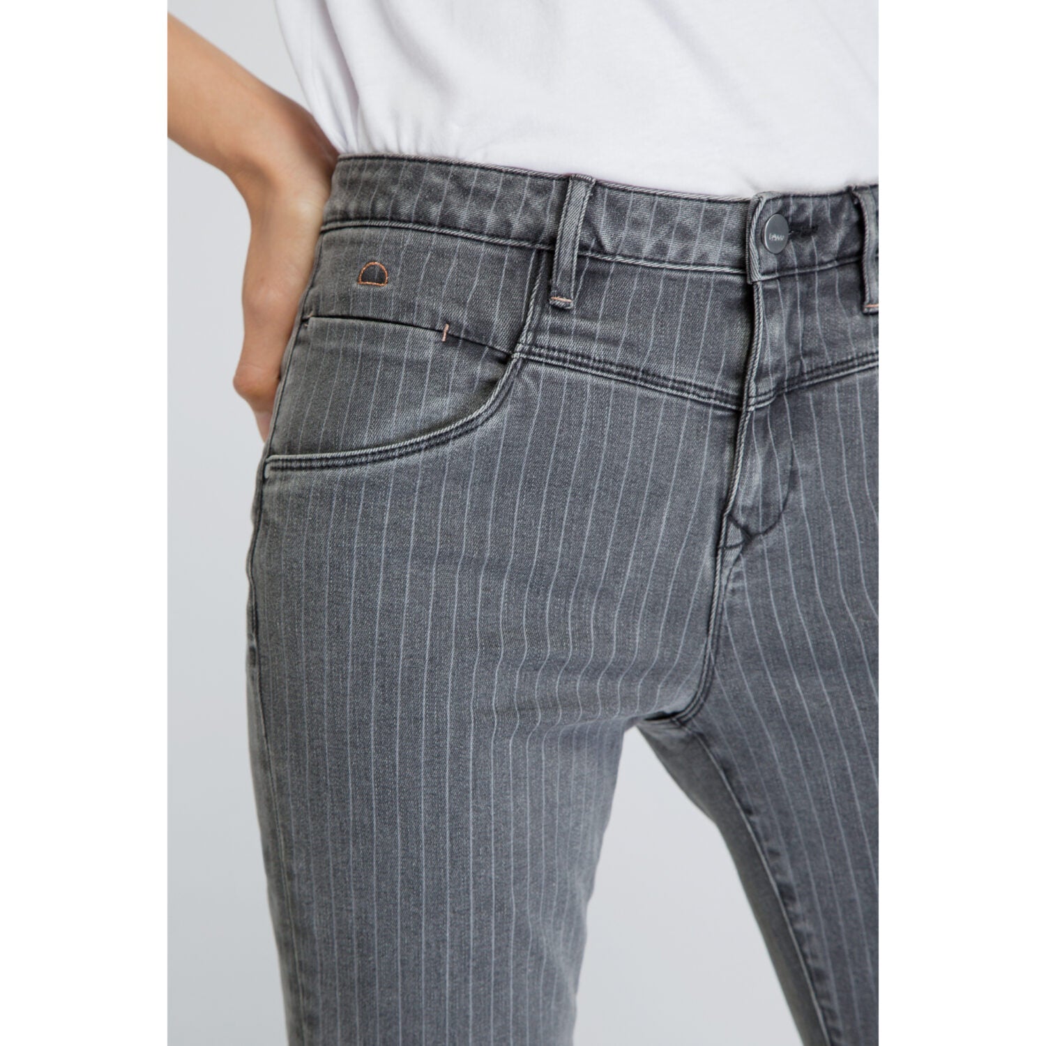 DAWN Denim "Art on broken pieces" GLORY Mom Fit 29 Dark Grey Stripe