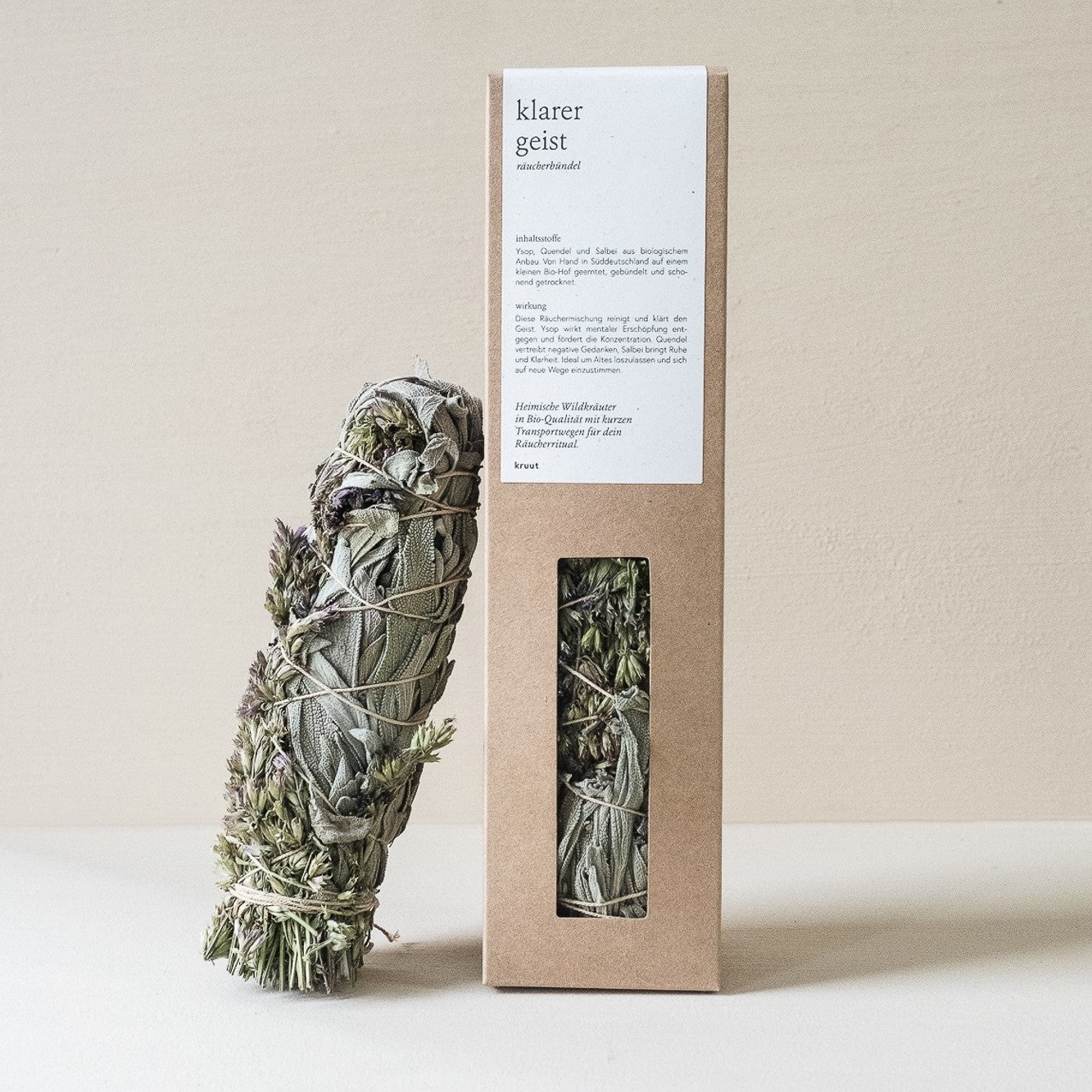 Räucherbundle und Verpackung mit Aufschrift "klarer geist" auf beigem Hintergrund.