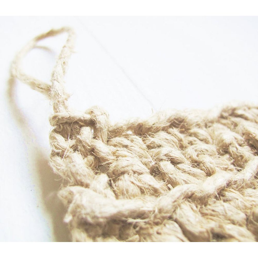 Nahaufnahme eines grob geflochtenen Seilstücks mit einer Schlaufe auf weißem Hintergrund.