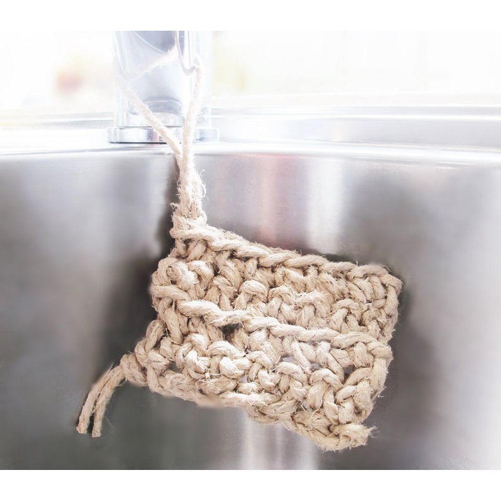 Grobes gestricktes Seil, das über einem Edelstahlspülbecken hängt.