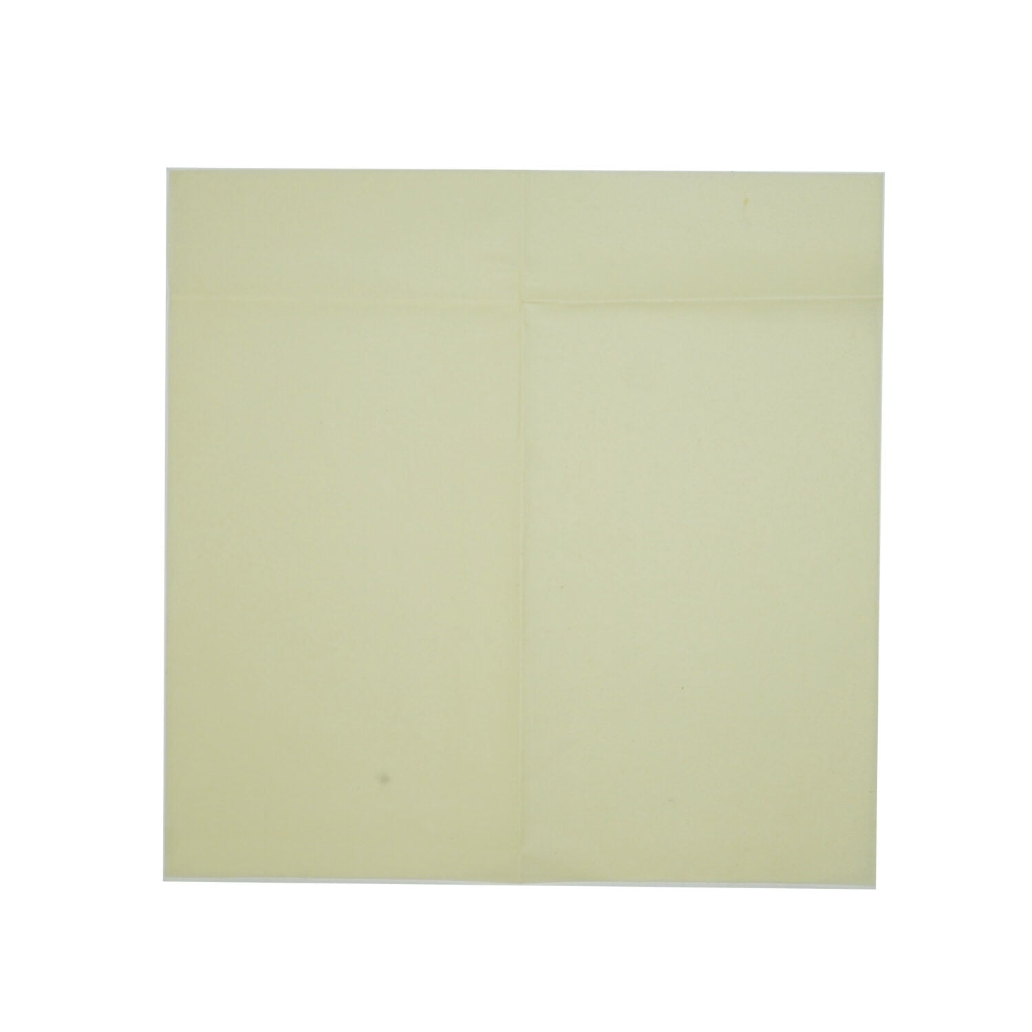 Beige Papierumschläge, quadratisch gefaltet, auf weißem Hintergrund.