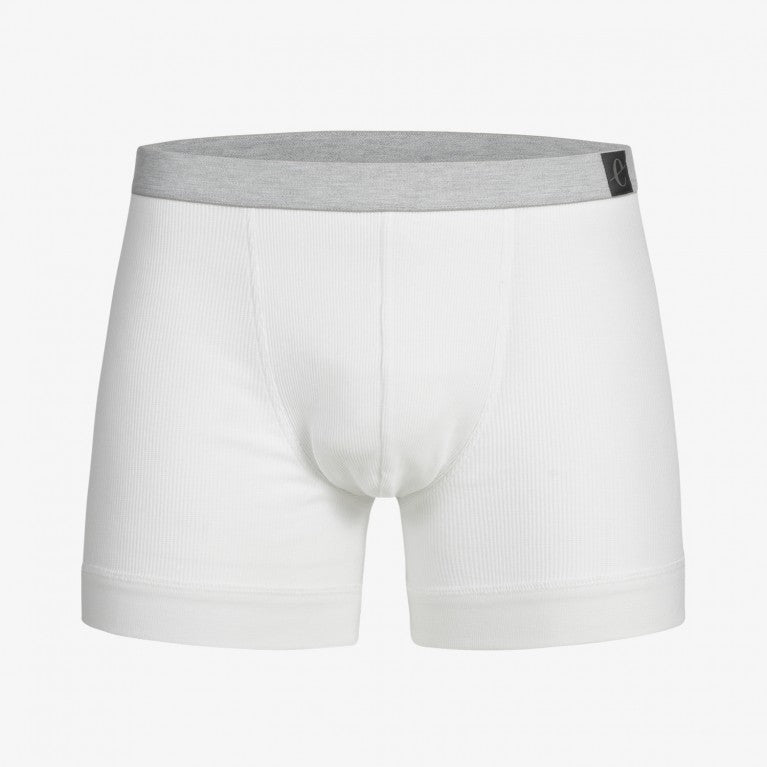 Weiße Boxershorts mit einem grauen Bund.