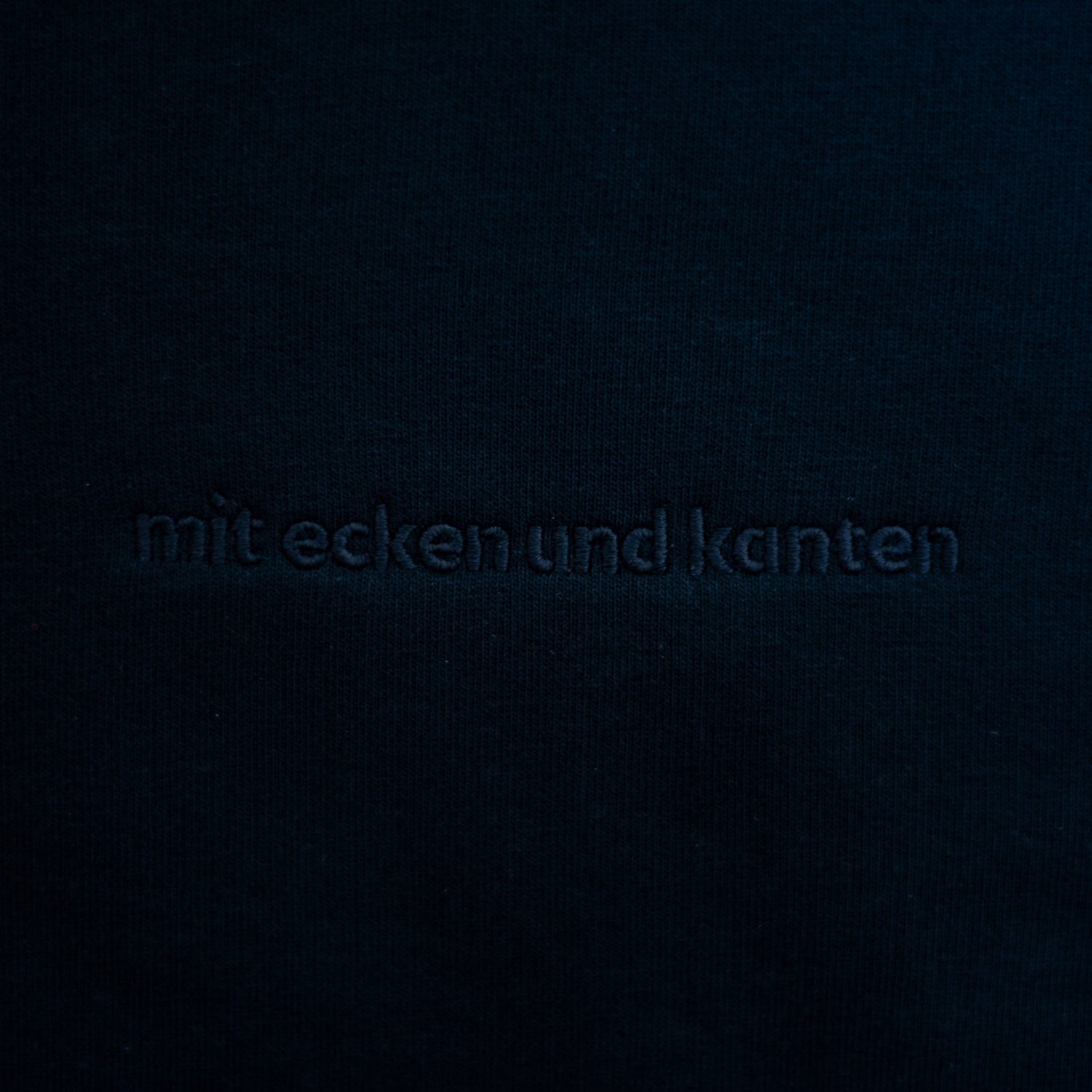 "Mit Ecken und Kanten"-Hoodie schwarz