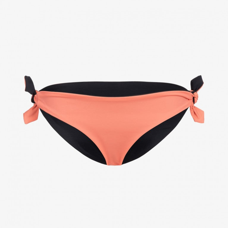Schwarze und orangefarbene Bikinihose mit seitlichen Knoten vor weißem Hintergrund.