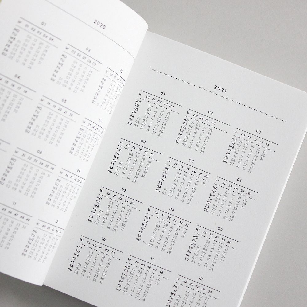 Aufgeschlagener Kalender mit den Jahren 2020 und 2021, zeigt Monate und Tage in einem minimalistischen Design.