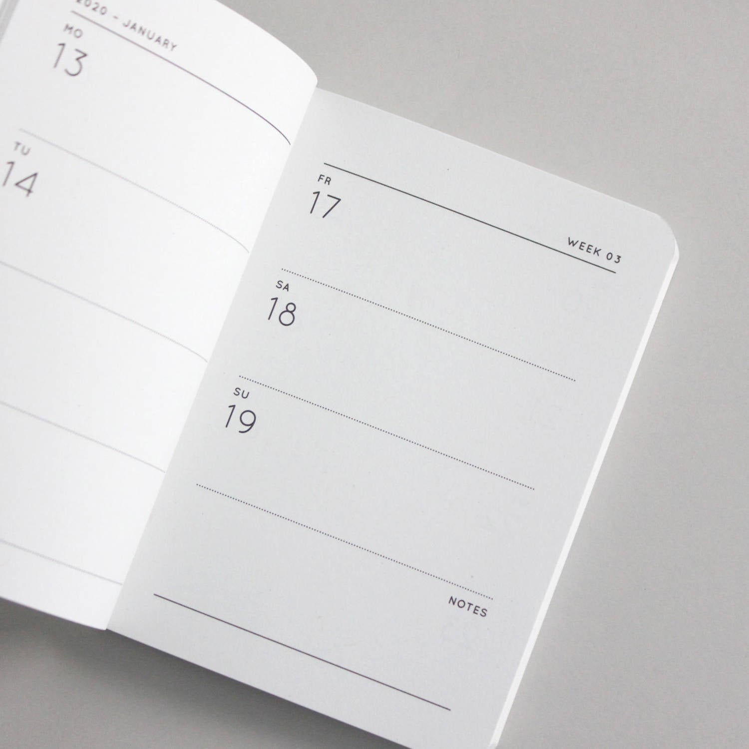 Offenes Notizbuch mit einer Seite im Wochenkalenderlayout, die den 13. bis 19. Januar zeigt.