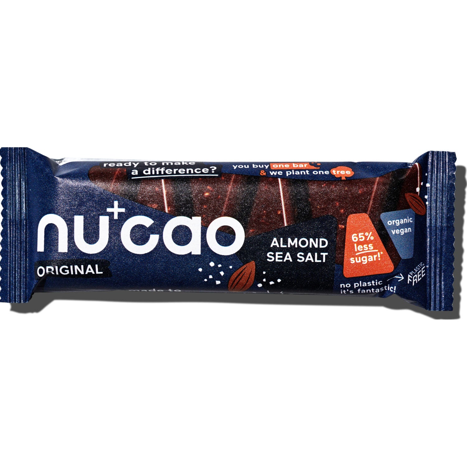 Verpackung eines Nucao-Riegels mit Mandeln und Meersalz, 65% weniger Zucker, organisch, vegan und plastikfrei.