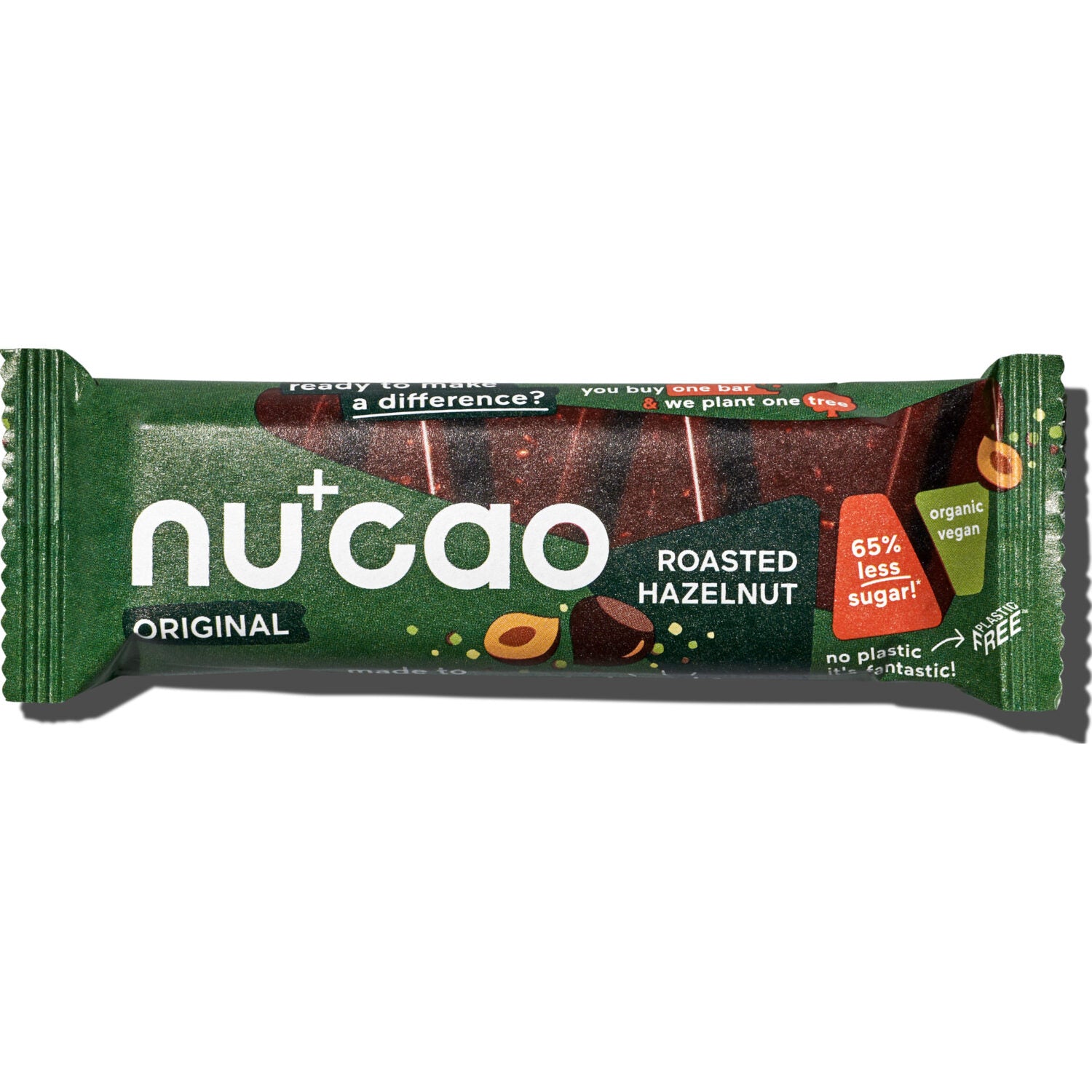 Grüner Riegelverpackung von "nu+cao" mit gerösteter Haselnuss, 65% weniger Zucker, bio, vegan, plastikfrei.