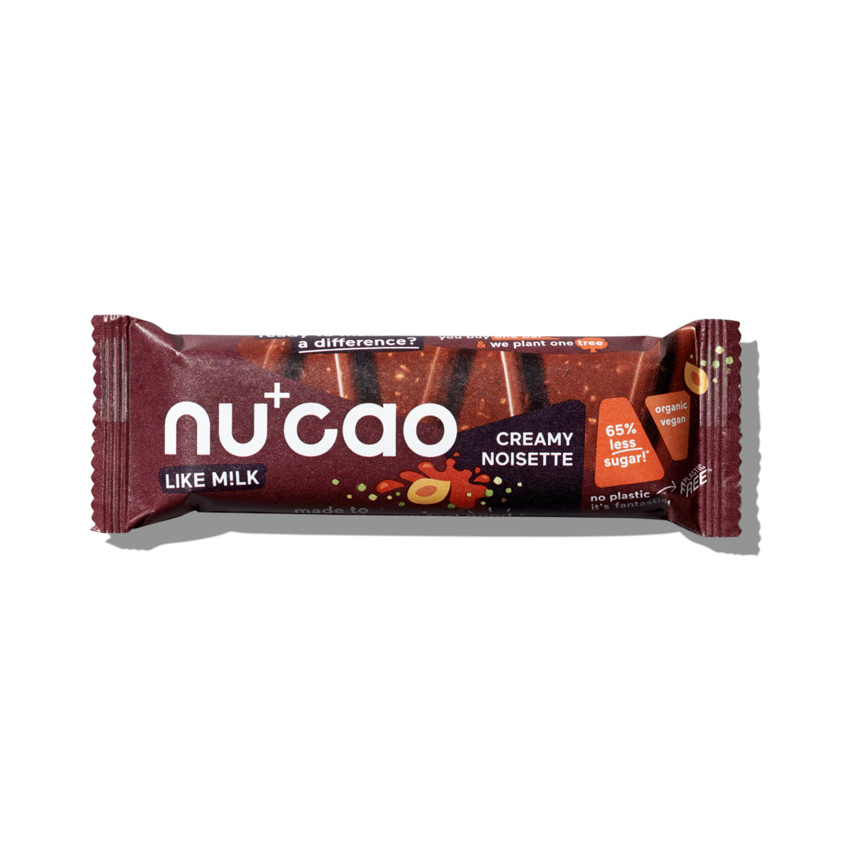 Verpackter Riegel von "nu+cao" mit der Geschmacksrichtung Creamy Noisette, vegan und mit 65% weniger Zucker.