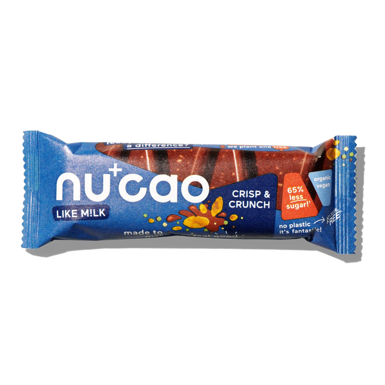 Blaue Verpackung eines Schokoriegels mit der Aufschrift "nucao - Like Milk, Crisp & Crunch, 65% weniger Zucker, Bio, Vegan".