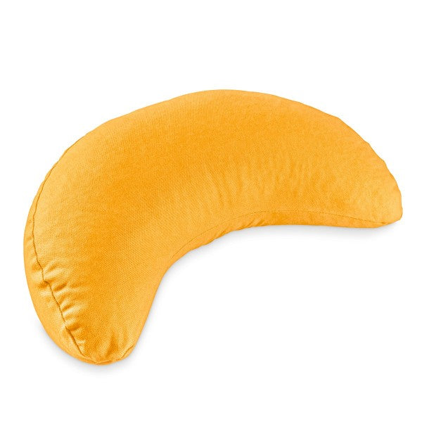 Gelbes, halbmondförmiges Kissen auf weißem Hintergrund.