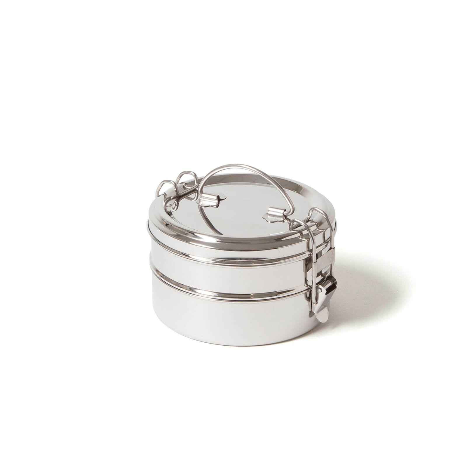 Runde, stapelbare Edelstahl-Brotdosen mit Verschluss und Griff, auf weißem Hintergrund.