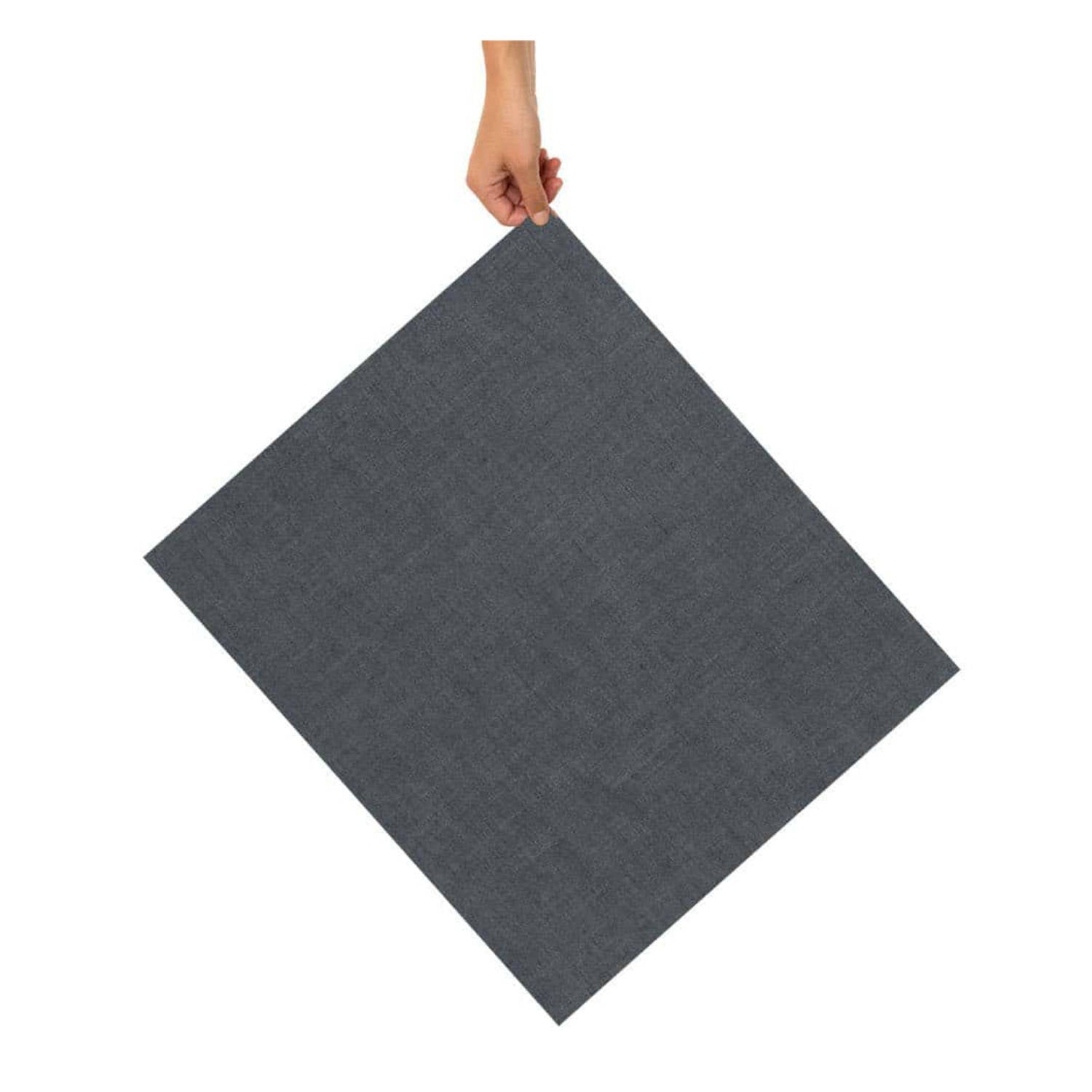 Eine Hand hält eine große, quadratische, dunkelgraue Mattenoberfläche auf weißem Hintergrund.