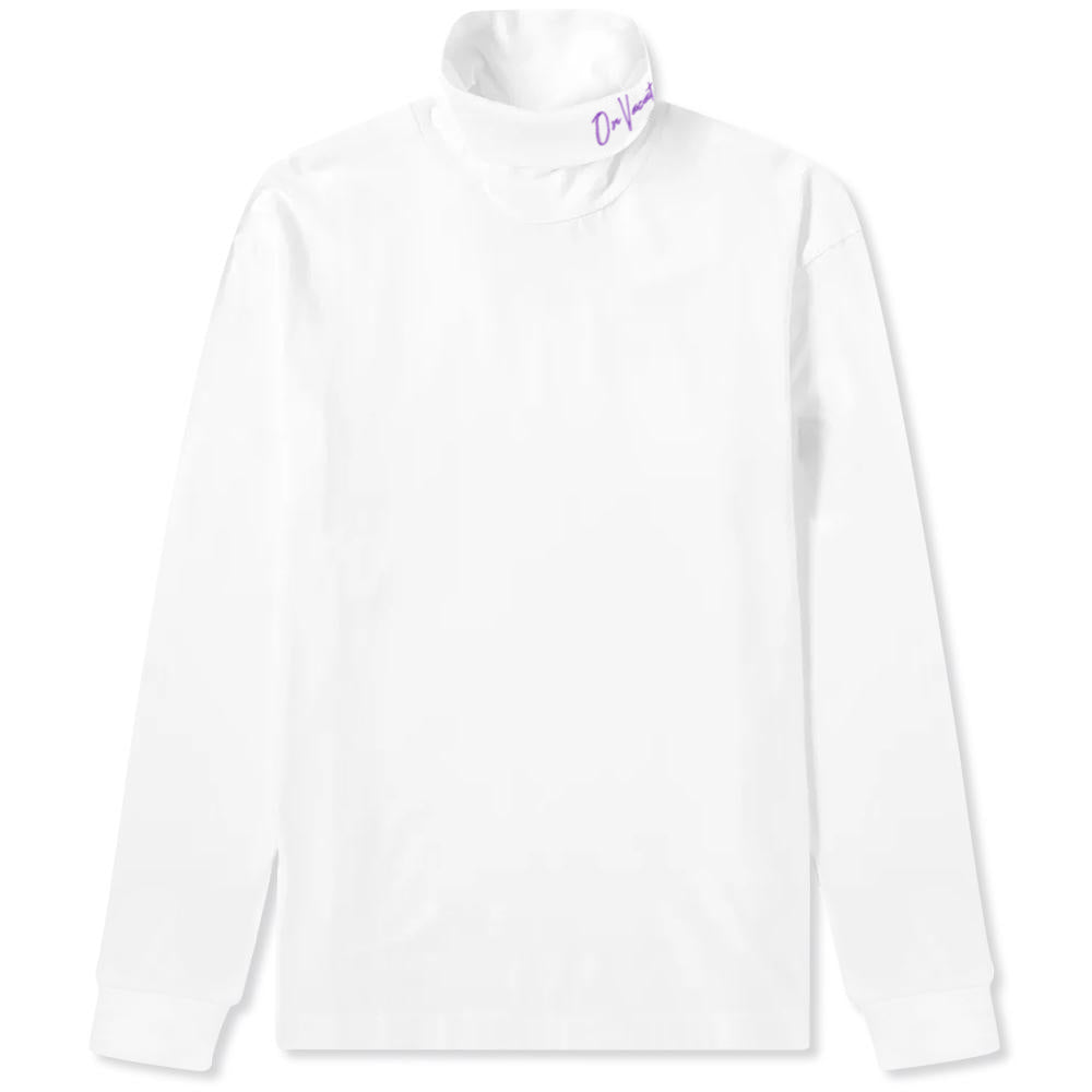 Weißer Rollkragenpullover mit lila Schriftzug auf dem Kragen.