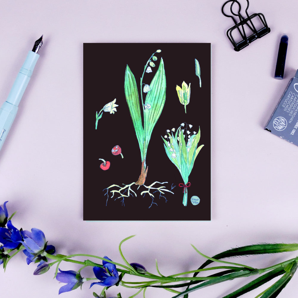 Illustration von Maiglöckchen mit Wurzeln und Blüten auf dunklem Hintergrund, umgeben von Schreibutensilien.