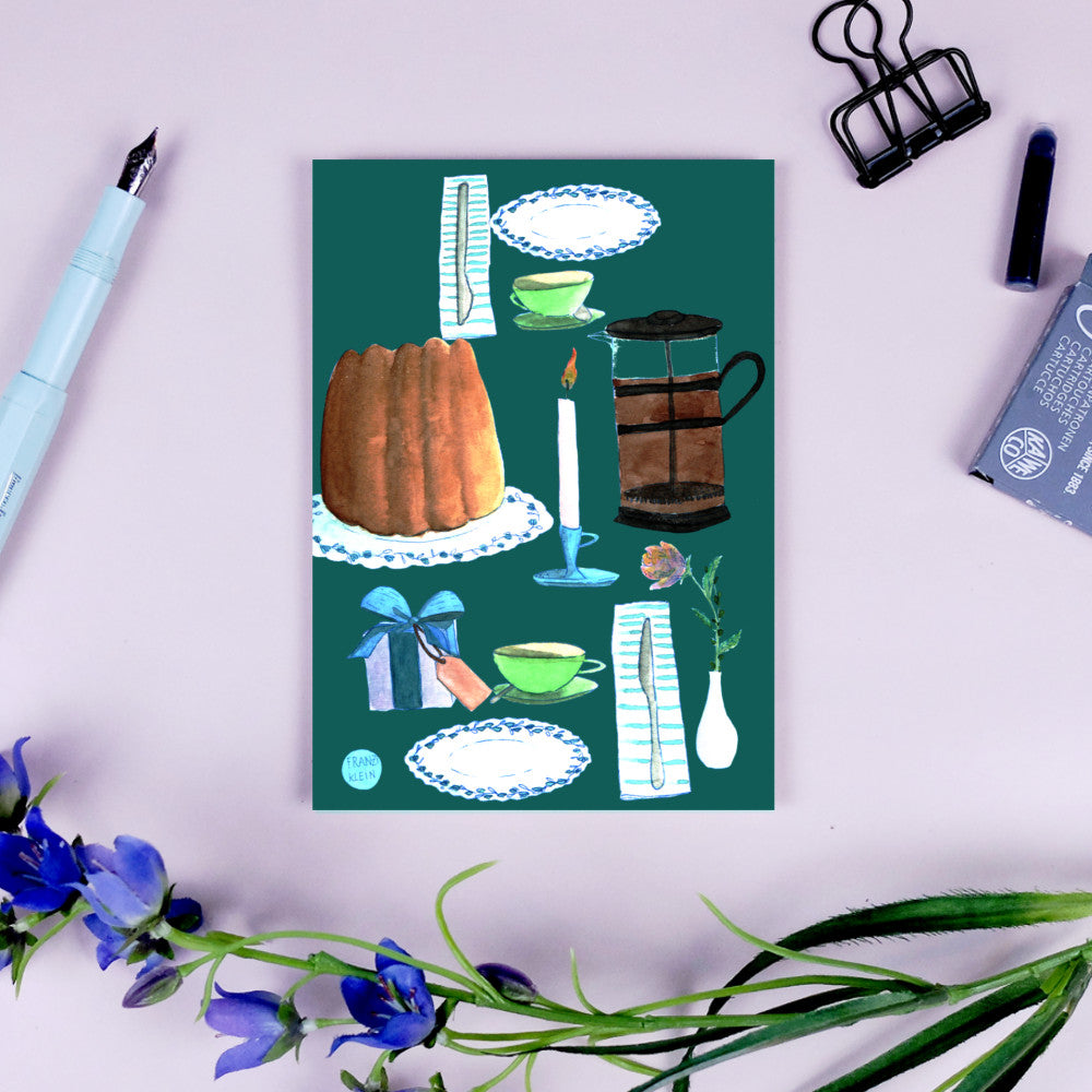 Illustration von Kaffeetafel mit Gugelhupf, Tassen, Teller, Kaffeekanne, Kerze, Geschenken und Vase, auf grünem Hintergrund.