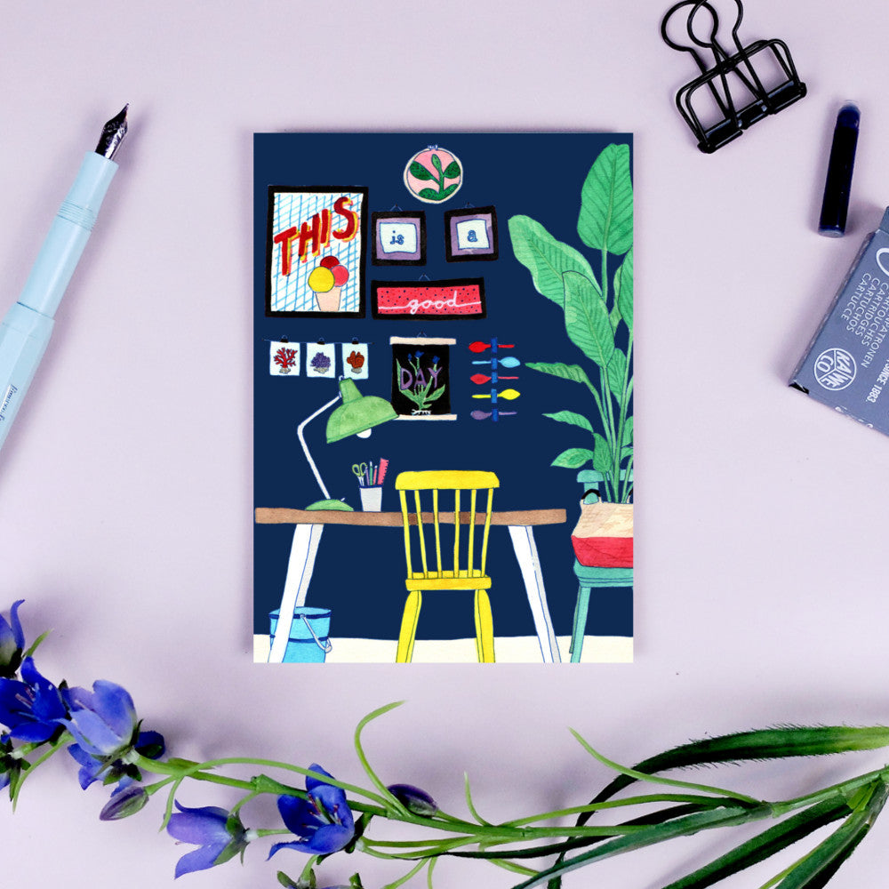 Illustration eines Schreibtischs mit gelbem Stuhl, Pflanzen und Wanddeko, umgeben von Schreibutensilien auf rosa Hintergrund.