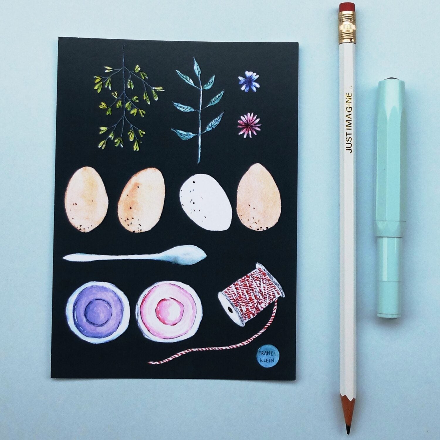Illustration von Eiern, Blättern, Blumen, zwei Schalen, Löffel, Garnrolle, daneben Bleistift und blauer Stift.