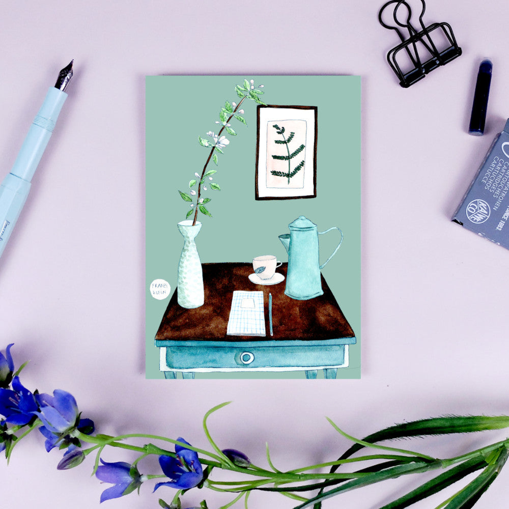 Illustration eines Tischs mit Vase, Zweig, Teekanne, Tasse und Notizbuch; daneben blauer Stift und Blumen.