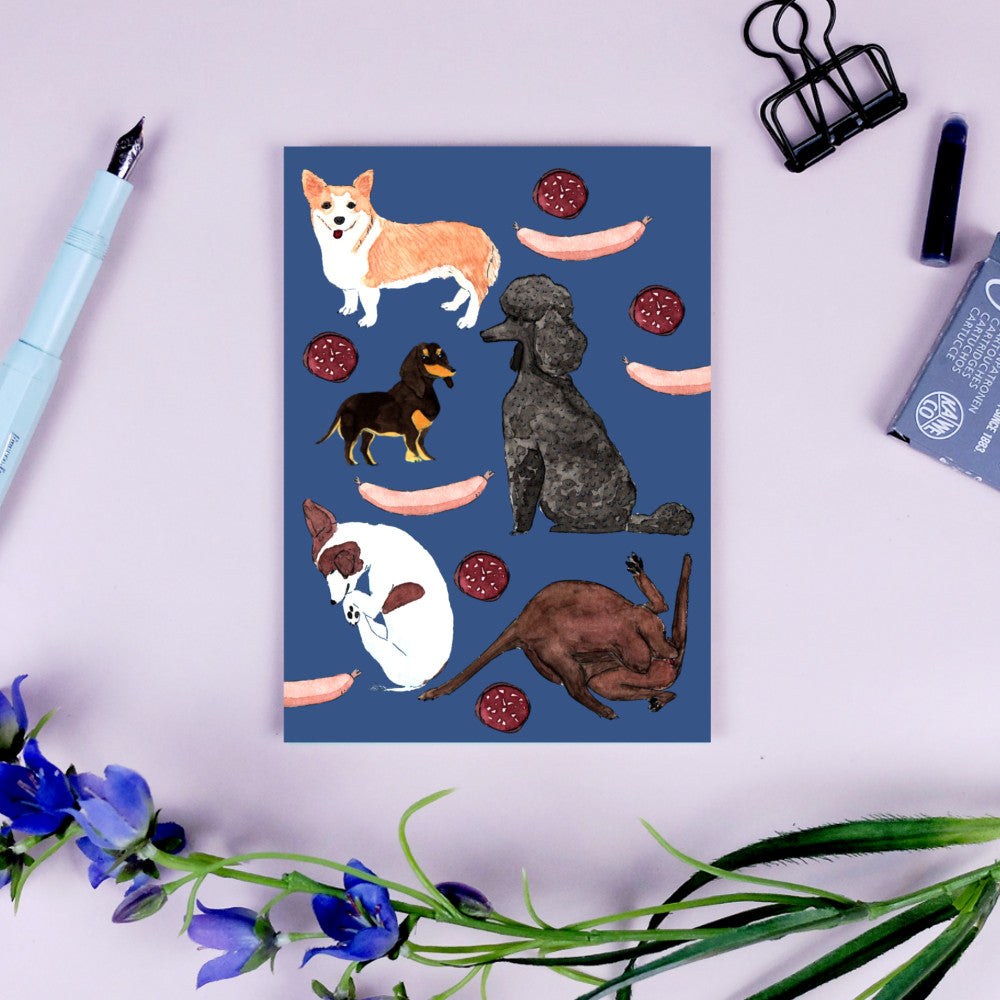 Illustration von Hunden und Wurstscheiben auf blauem Hintergrund, umgeben von einem Stift, Klammer und Blumen.