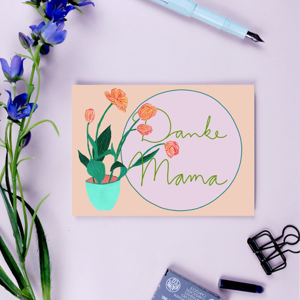 Grußkarte mit "Danke Mama", blühender Tulpenillustration, umgeben von einem Stift, Klemme und lila Blumen.