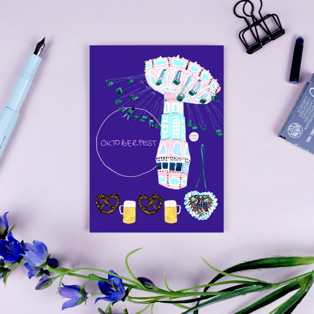 Illustration einer Oktoberfest-Szene mit Bierkrug, Brezeln, Lebkuchenherz und Fahrgeschäft auf violettem Hintergrund.