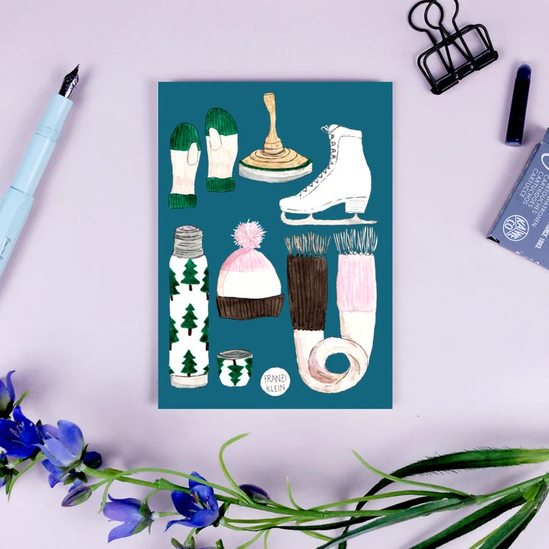 Illustration mit Winterausrüstung: Schlittschuh, Handschuhe, Wollmütze, Thermoskanne, Tee und Blumen auf dem Tisch.