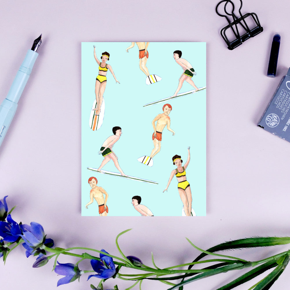Illustration von Männern und Frauen auf Surfbrettern auf hellblauem Hintergrund, umgeben von Schreibwaren und Blumen.