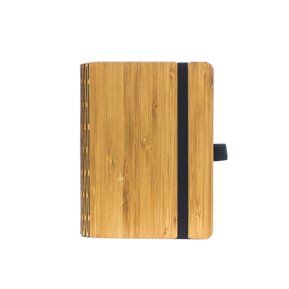 Notizbuch mit Holzcover und schwarzem Gummiband, vertikal vor weißem Hintergrund.