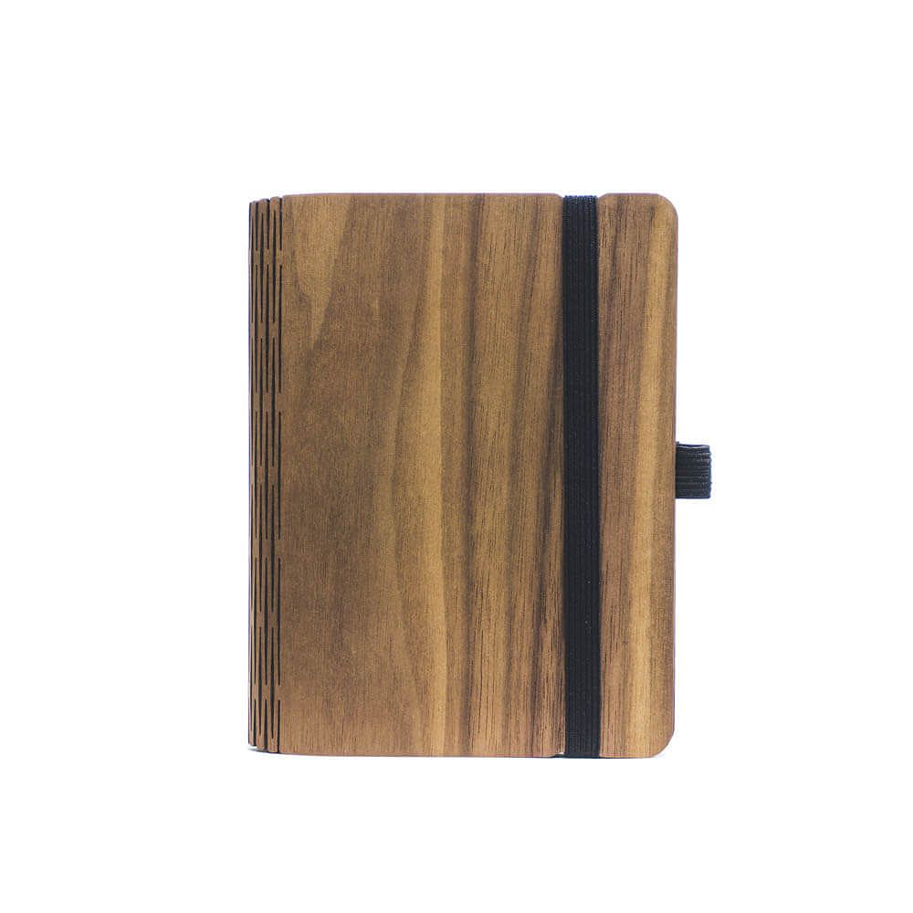 Notizbuch mit Holzoptik und schwarzem Gummiband zur Verschließung, liegt flach auf weißem Hintergrund.