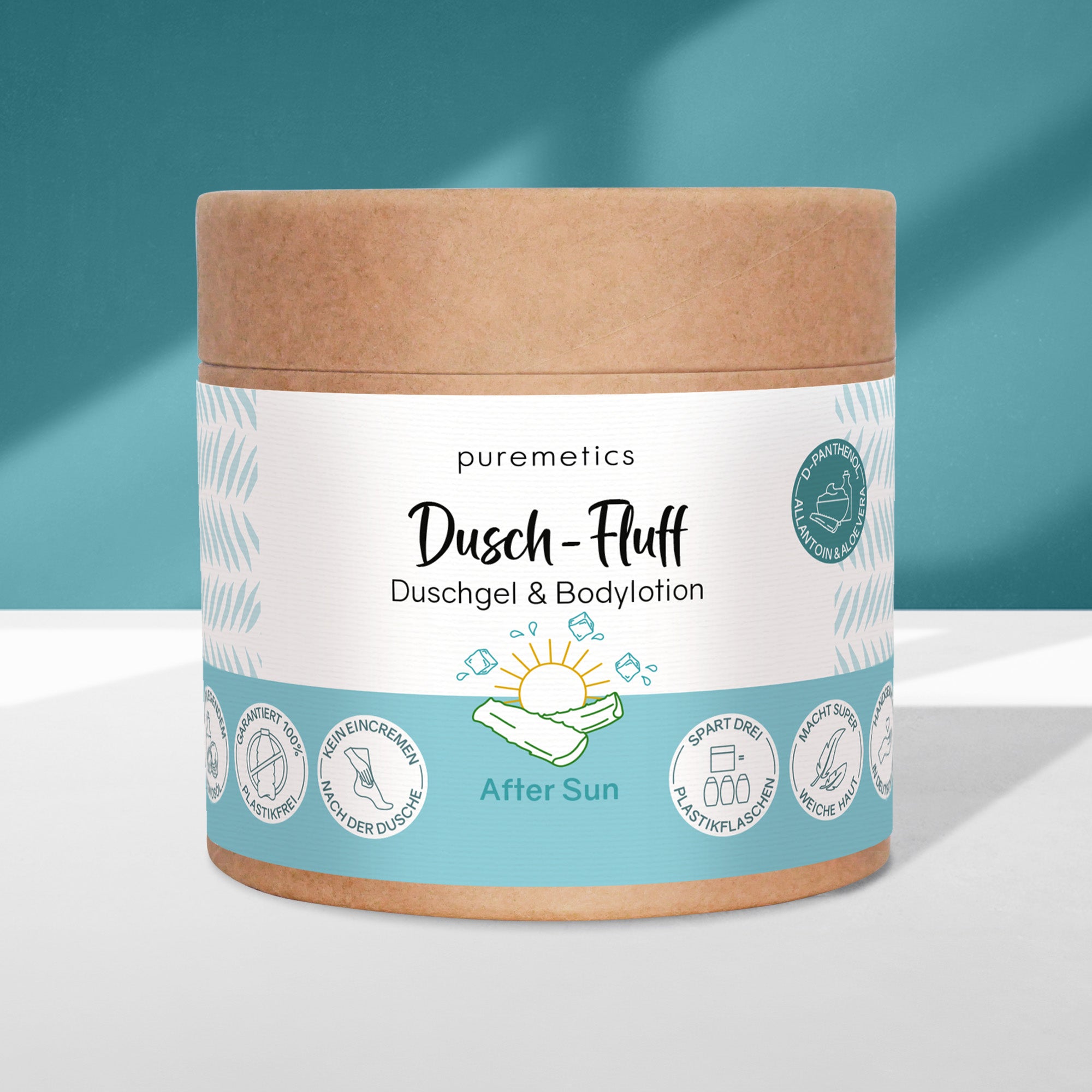 Braune Dose mit der Aufschrift "puremetics Dusch-Fluff, Duschgel & Bodylotion, After Sun" auf grünem Hintergrund.