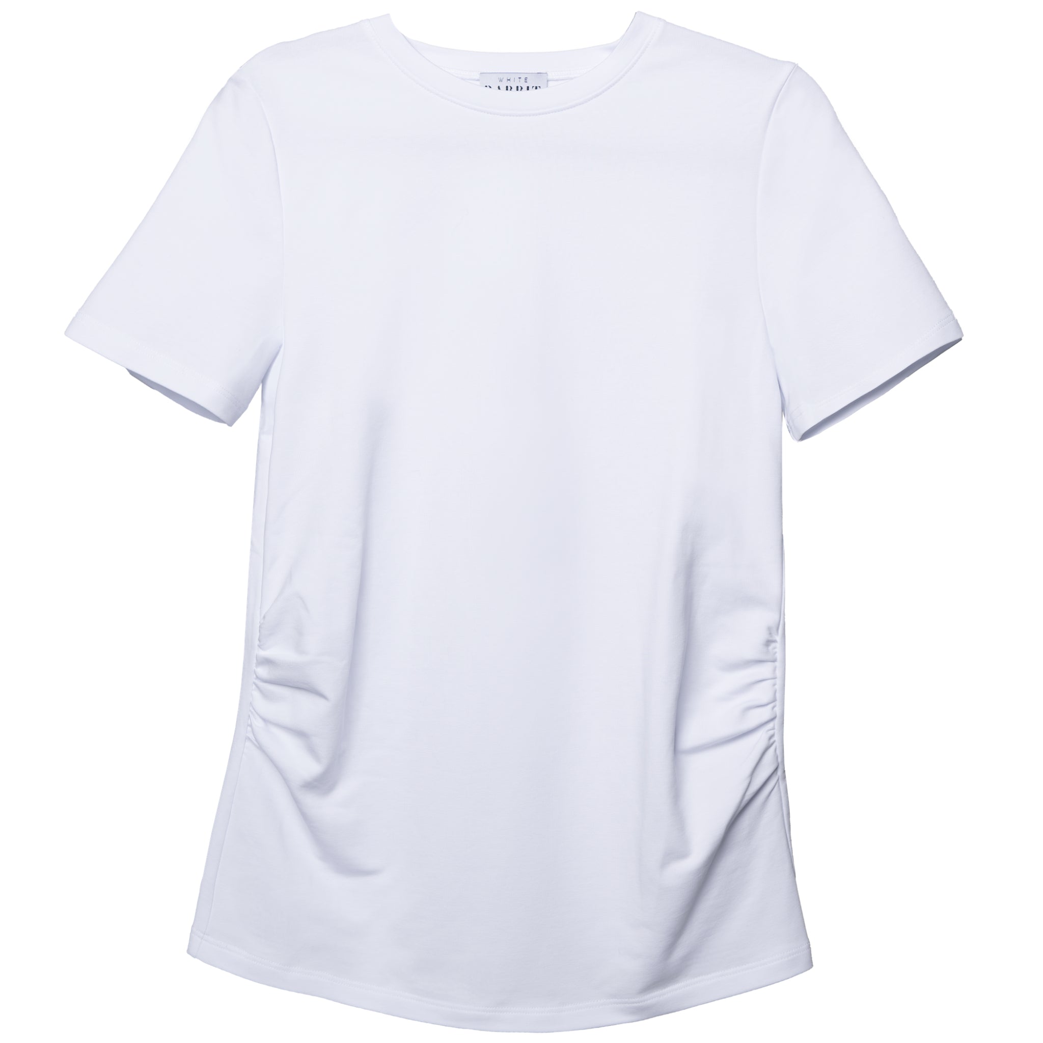 Ein schlichtes, weißes, kurzärmeliges T-Shirt mit Rundhalsausschnitt und dezenten Rüschen an den Seiten, das auf einem einfarbig weißen Hintergrund erscheint.