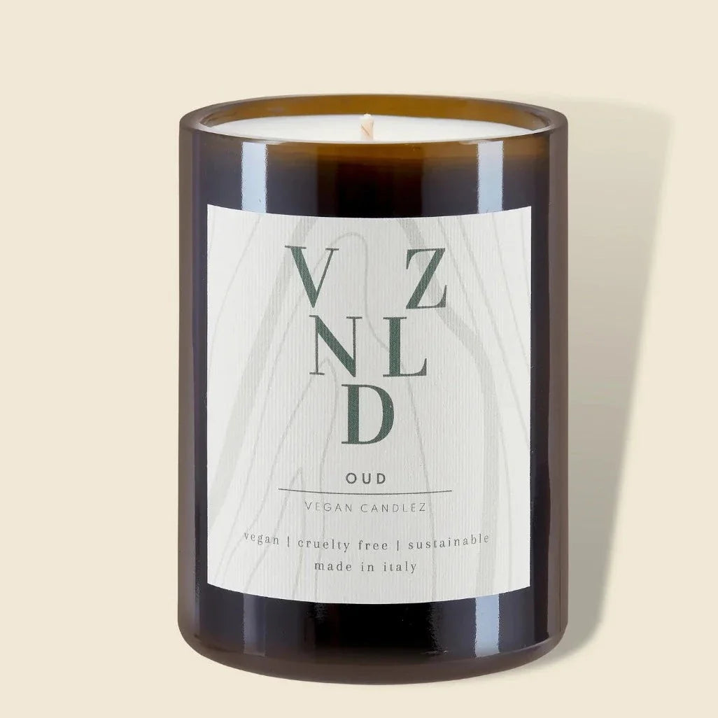Braune Duftkerze mit der Aufschrift "VZND", "Oud", vegan, tierversuchsfrei, nachhaltig, hergestellt in Italien.
