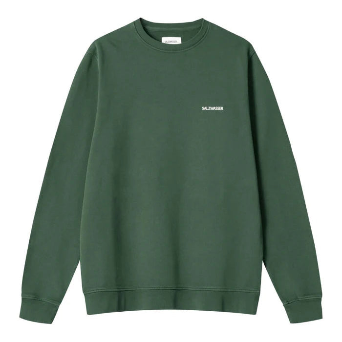 Unifarbenes waldgrünes Sweatshirt mit Rundhalsausschnitt, langen Ärmeln und einem kleinen weißen SALZWASSER-Logo auf der linken Brust.