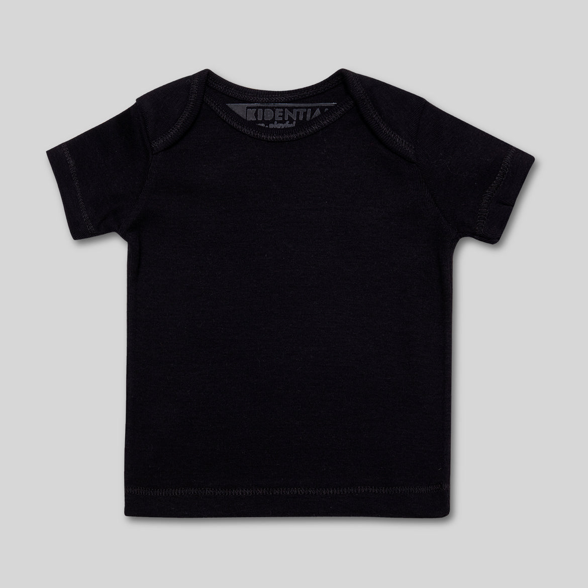 Schwarzes Baby-T-Shirt auf grauem Hintergrund, schlichtes Design.
