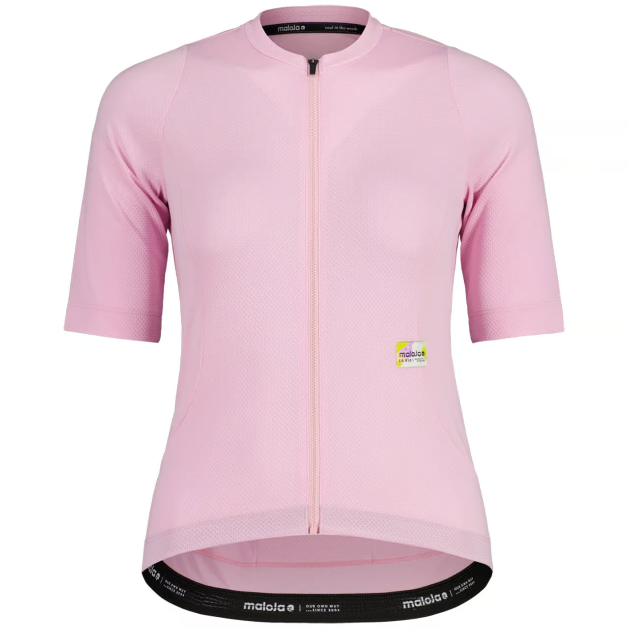 Ein kurzärmeliges, hellrosa Radtrikot mit durchgehendem Reißverschluss und einem kleinen gelb-weißen Aufnäher auf der linken Brust, der auf einem einfarbig weißen Hintergrund angebracht ist.