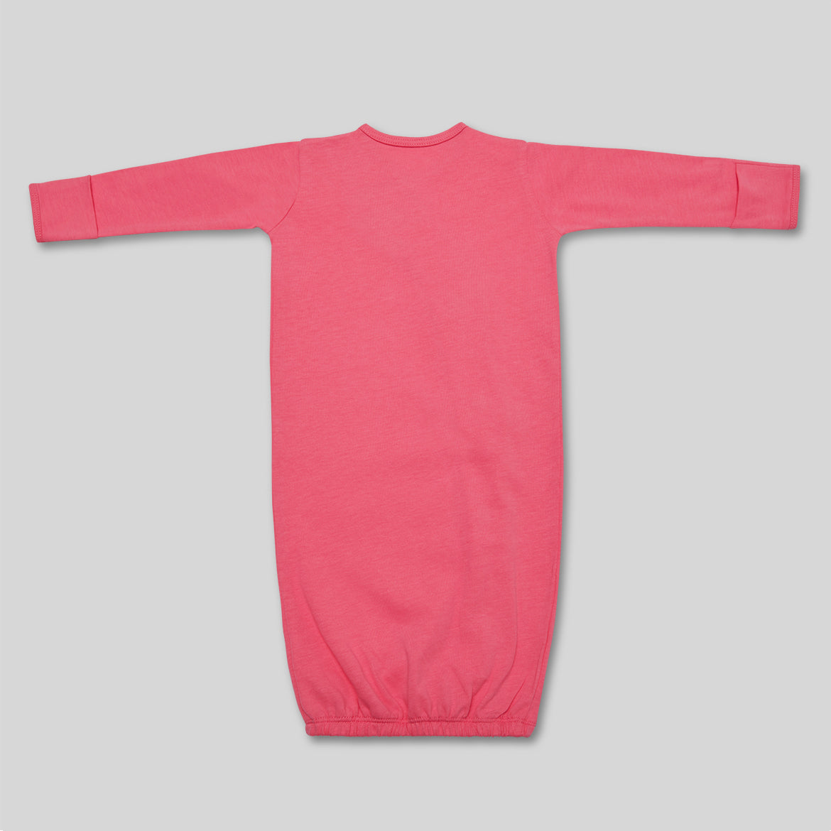 Rosa Baby-Schlafsack mit langen Ärmeln, ausgebreitet auf grauem Hintergrund.