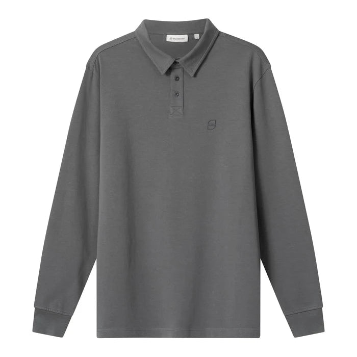 Graues, langärmeliges Poloshirt mit Kragen und drei Knöpfen, mit einem kleinen gestickten Logo auf der linken Brust. Das Hemd hat ein einfaches und minimalistisches Design.