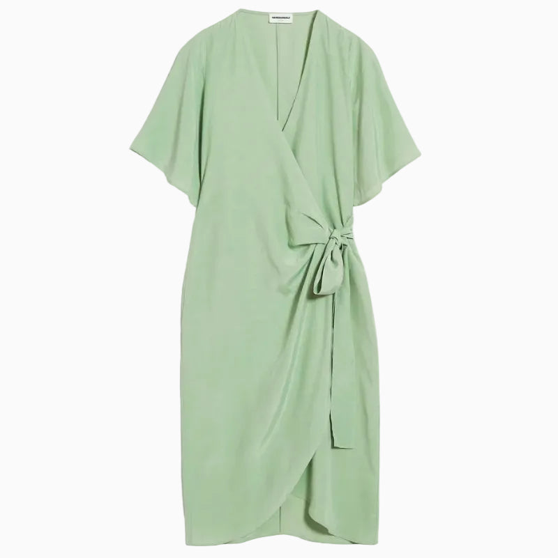 Hellgrünes, knielanges Wickelkleid mit kurzen Ärmeln und seitlicher Schnürung an der Taille, das sich vor einem weißen Hintergrund präsentiert.