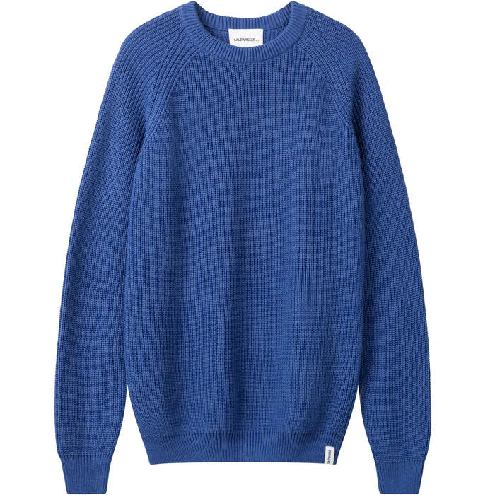 Ein langärmeliger, blauer Strickpullover mit Rundhalsausschnitt und gerippten Bündchen, Kragen und Saum, flach auf weißem Hintergrund dargestellt.