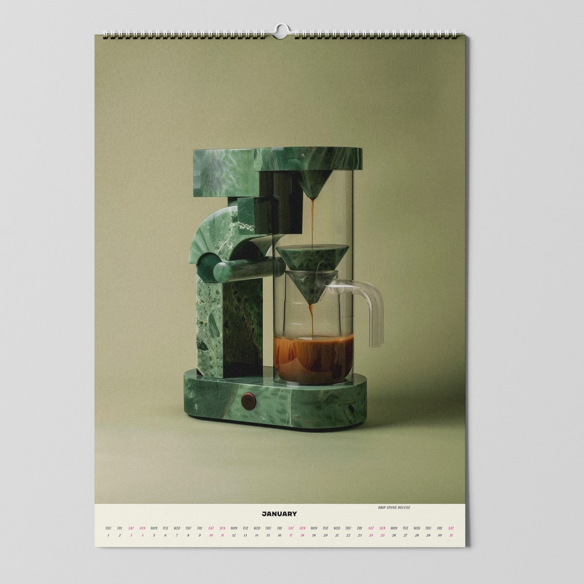 Ein Wandkalender, der auf den Januar ausgerichtet ist, zeigt eine Kaffeemaschine aus grünem Marmor, die Kaffee in eine Glastasse ausschenkt, vor einem gedämpften grünen Hintergrund.