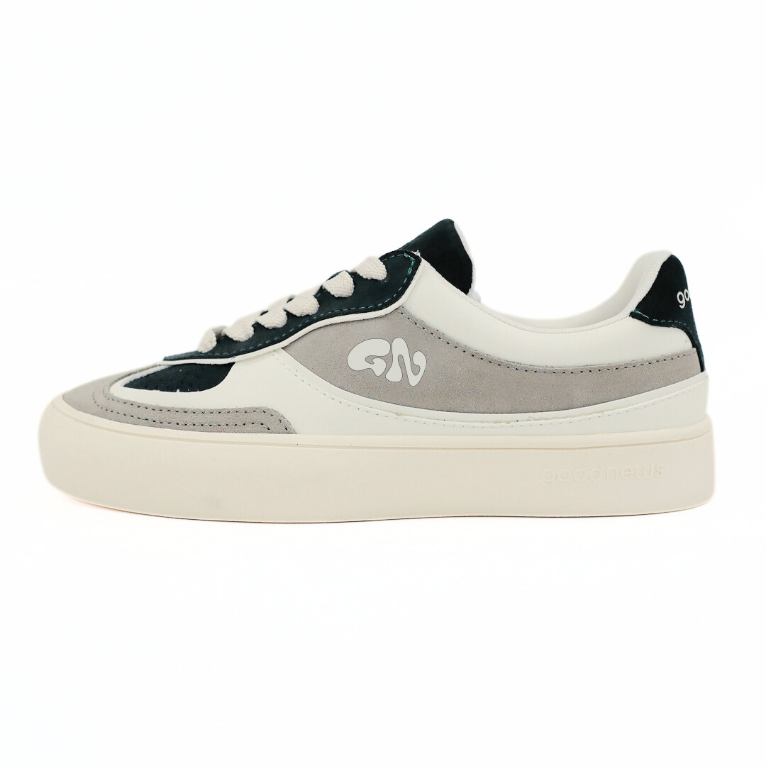 Schwarz-weißer Sneaker mit grauen Details und dem Logo "GN" an der Seite, auf weißem Hintergrund.